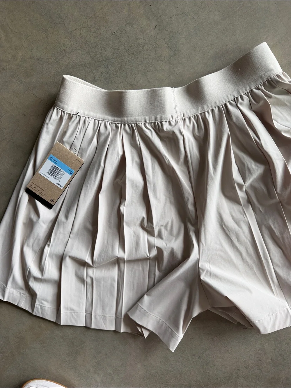 NWT Nike Women's Pleated Circle shorts  in Light Beige size medium